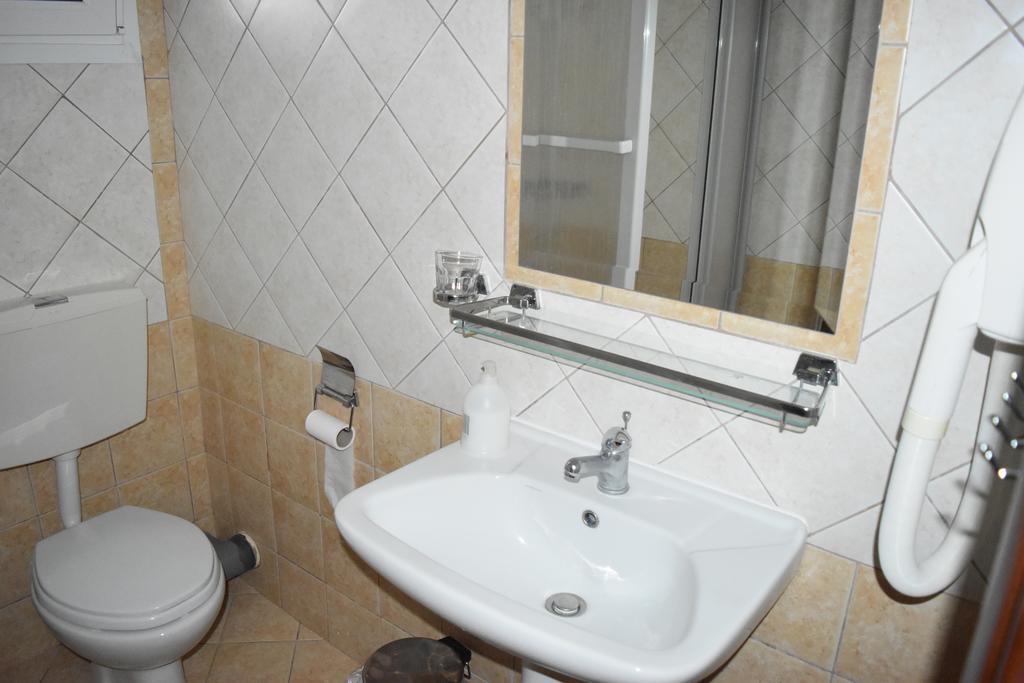 Pension Konstantinoupolis Bed & Breakfast Asprovalta Exterior photo